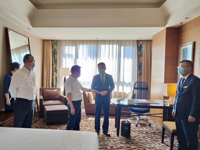 集团党委委员、董事郑贵林检查指导酒店疫情防控和防汛工作