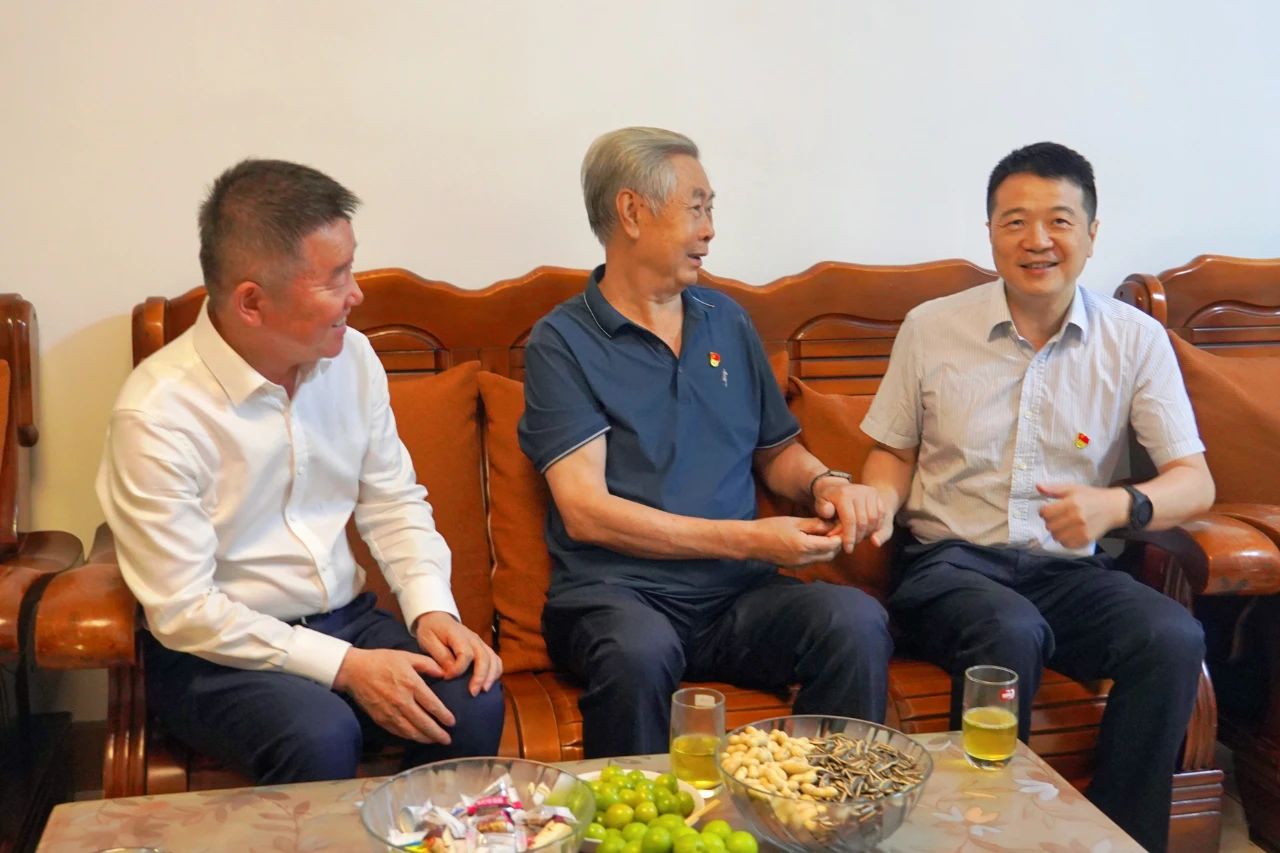 省尊龙凯时集团党委书记、董事长游勇开展“七一”走访